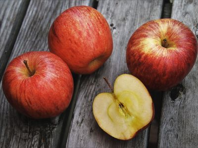 4 apples on a table